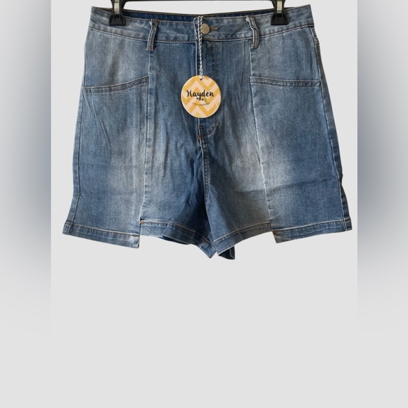 Hayden Los Angeles H6392 Women's Medium Light Wash Step Hem Denim Shorts, Size L - Picture 1 of 6